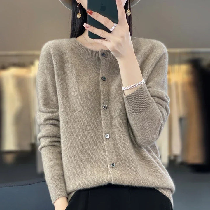 Helle | Dame Cardigan Med Rund Hals Og Knaplukning