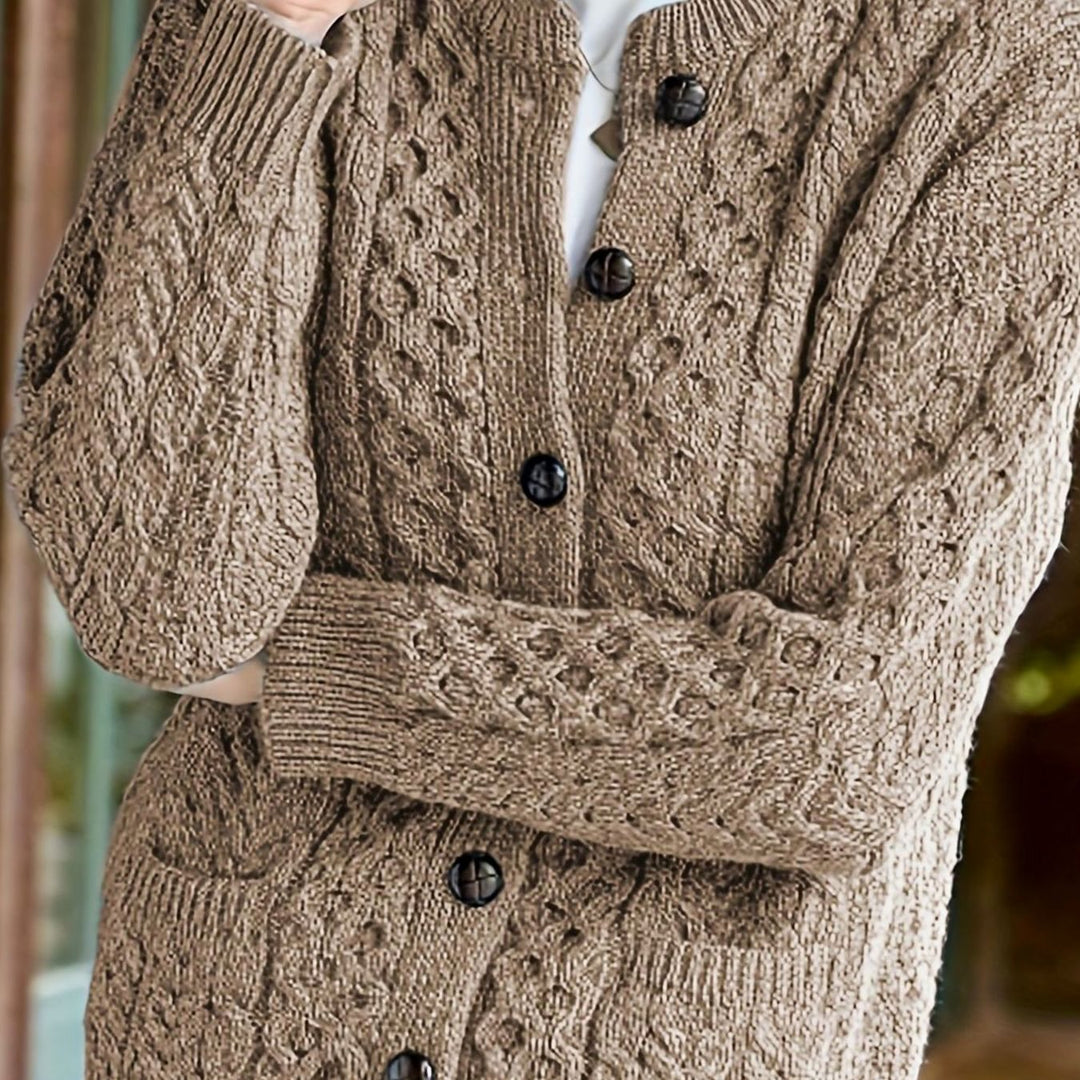 Jytte | Dame Løs Cardigan Med Kabelstrik Og Knaplukning
