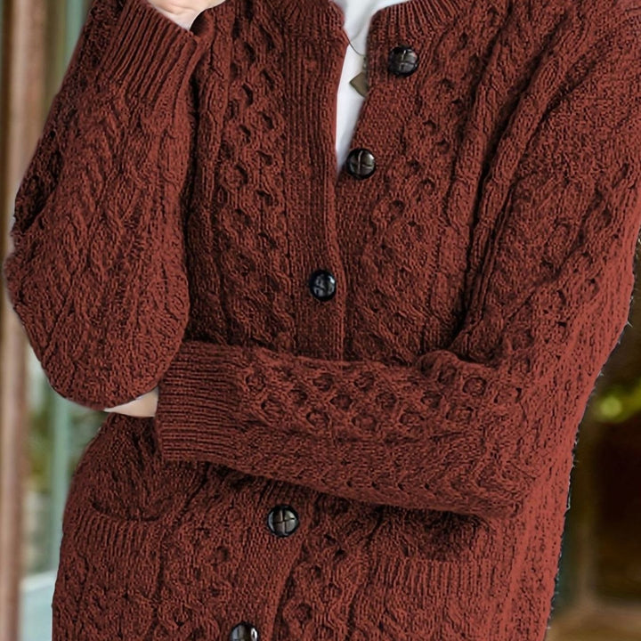 Jytte | Dame Løs Cardigan Med Kabelstrik Og Knaplukning