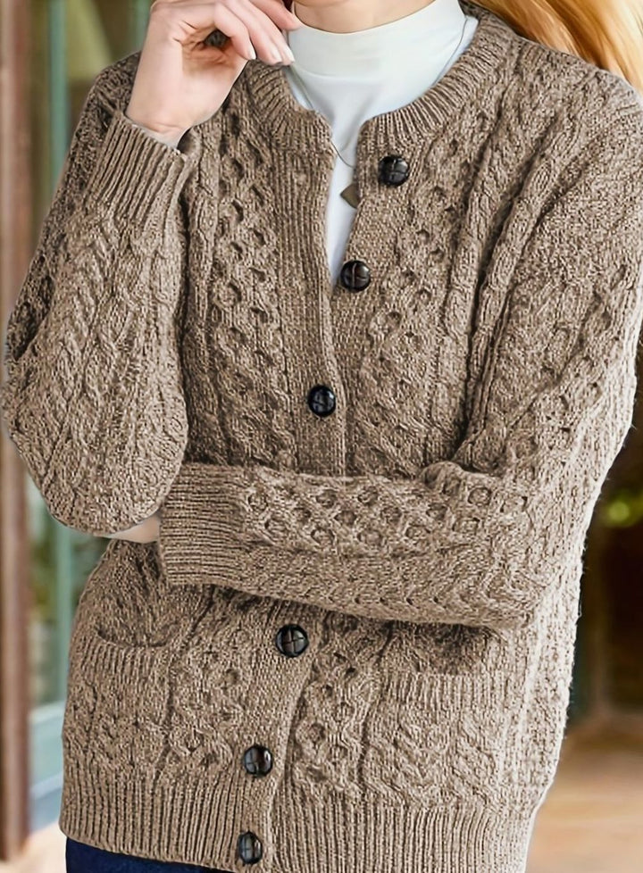Jytte | Dame Løs Cardigan Med Kabelstrik Og Knaplukning