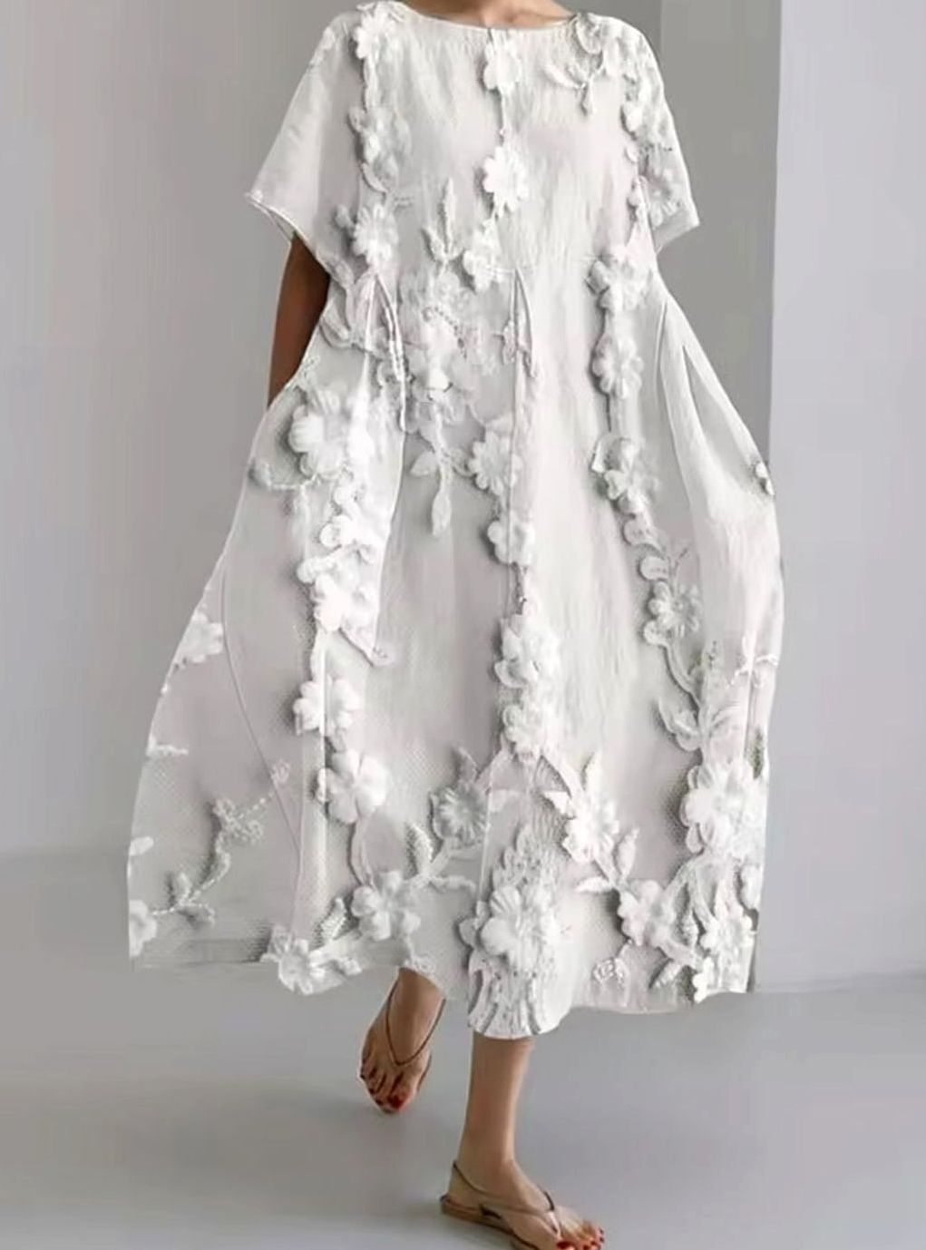 Julie | Dame Løs Midikjole Med Rund Hals Og Blomsterappliqué