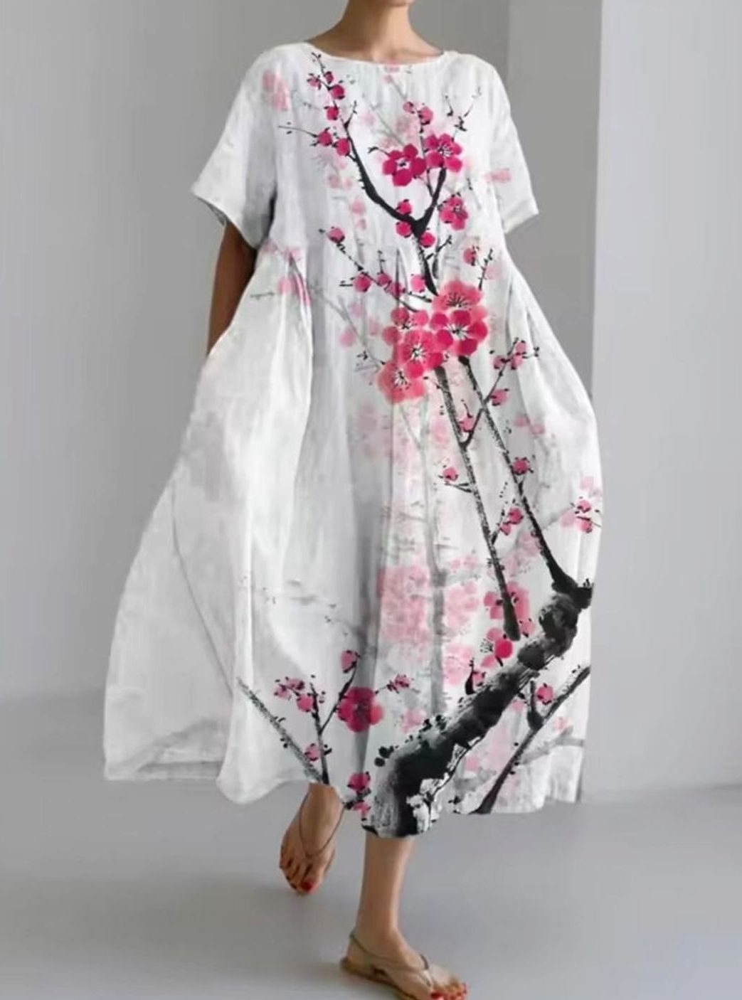 Julie | Dame Løs Midikjole Med Rund Hals Og Blomsterappliqué