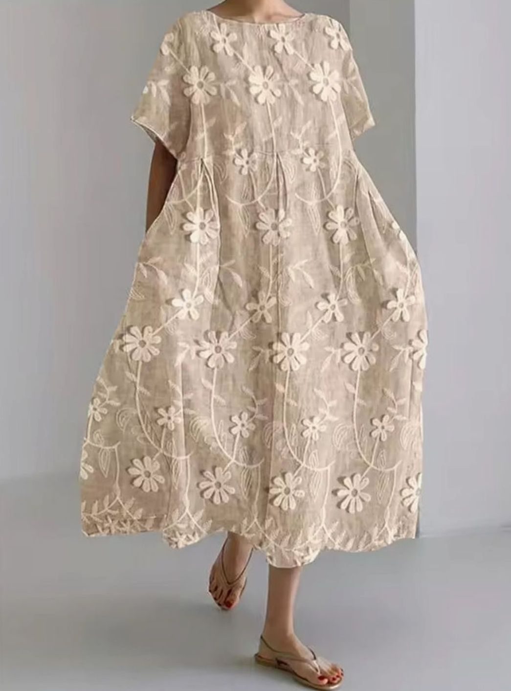 Julie | Dame Løs Midikjole Med Rund Hals Og Blomsterappliqué