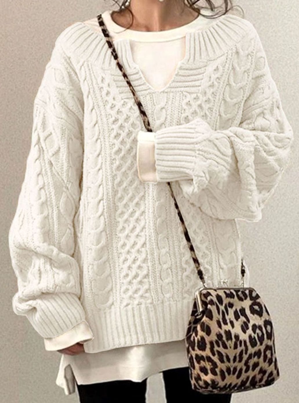Astrid | Dame Oversized Strikket Sweater Med V-Hals Og Kabelmønster