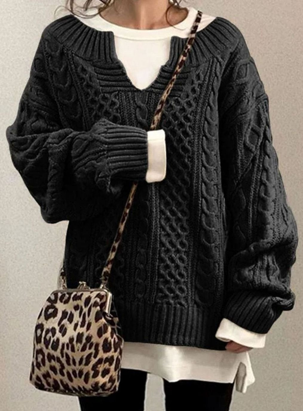 Astrid | Dame Oversized Strikket Sweater Med V-Hals Og Kabelmønster