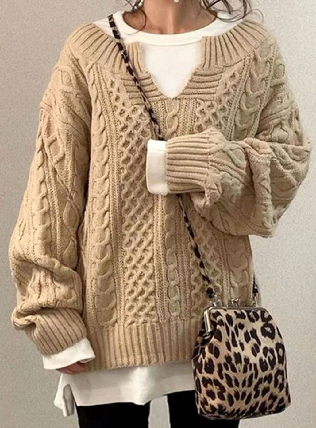 Astrid | Dame Oversized Strikket Sweater Med V-Hals Og Kabelmønster