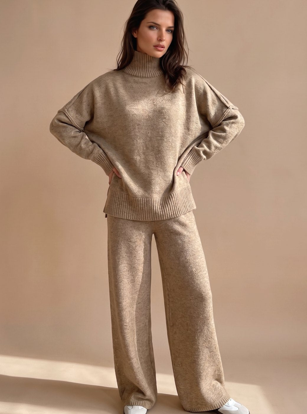 Dorthe | Dame Oversized Rullekrave Strikket Loungesæt Med Vidde Ben