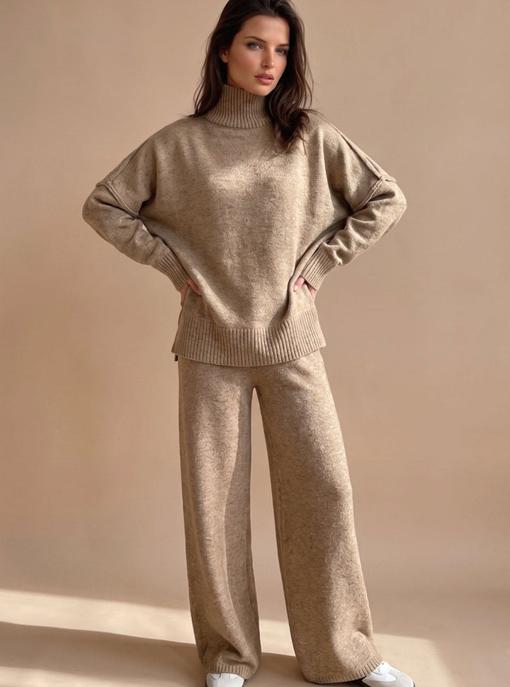 Dorthe | Dame Oversized Rullekrave Strikket Loungesæt Med Vidde Ben