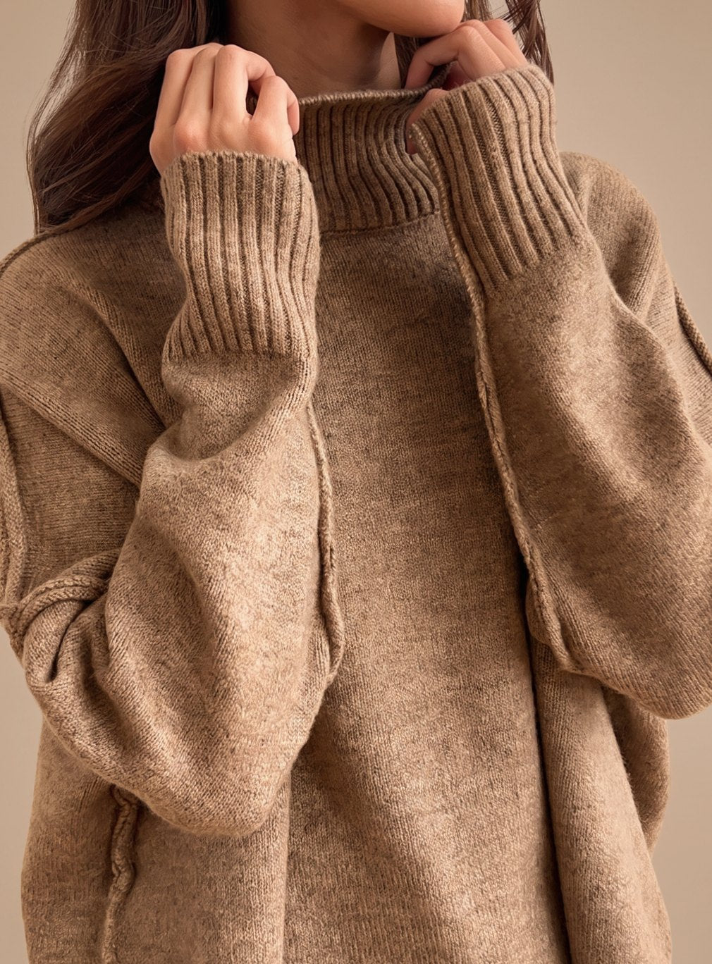Dorthe | Dame Oversized Rullekrave Strikket Loungesæt Med Vidde Ben