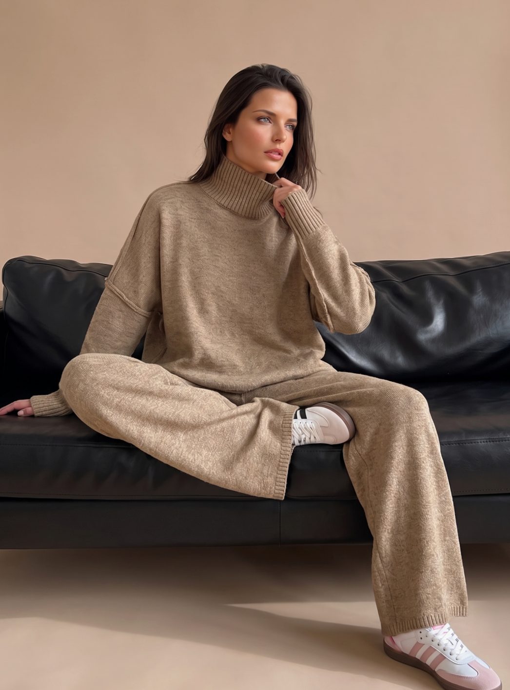 Dorthe | Dame Oversized Rullekrave Strikket Loungesæt Med Vidde Ben