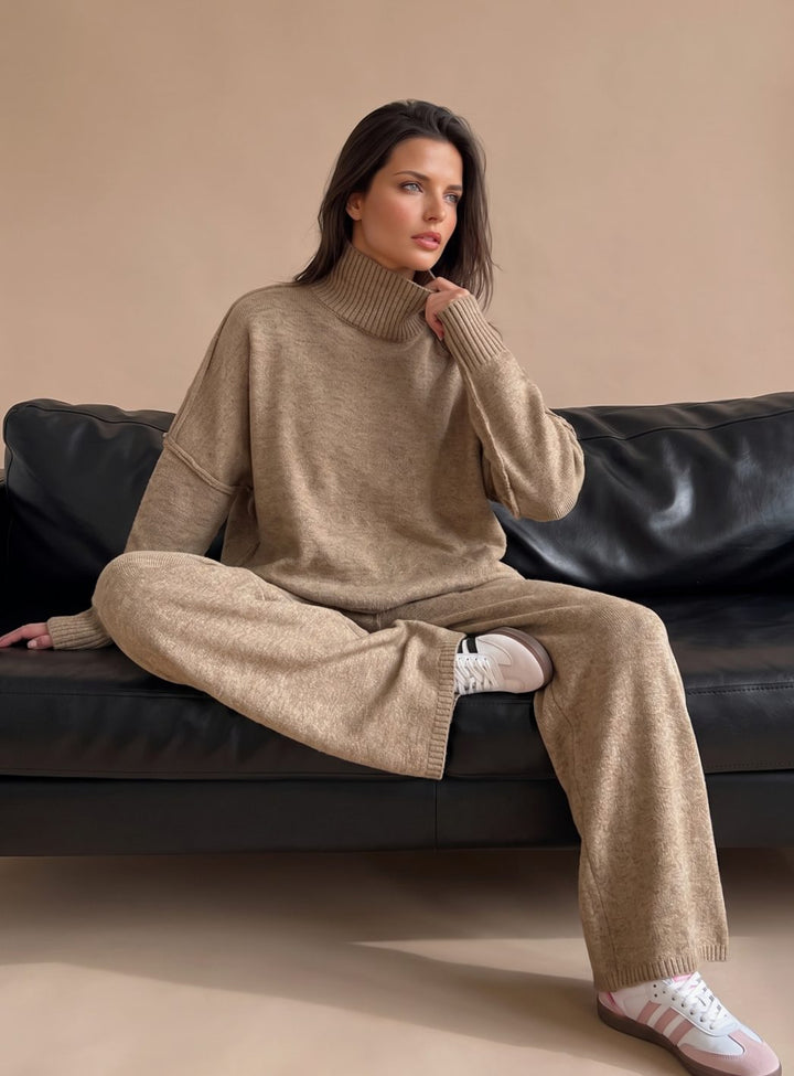 Dorthe | Dame Oversized Rullekrave Strikket Loungesæt Med Vidde Ben