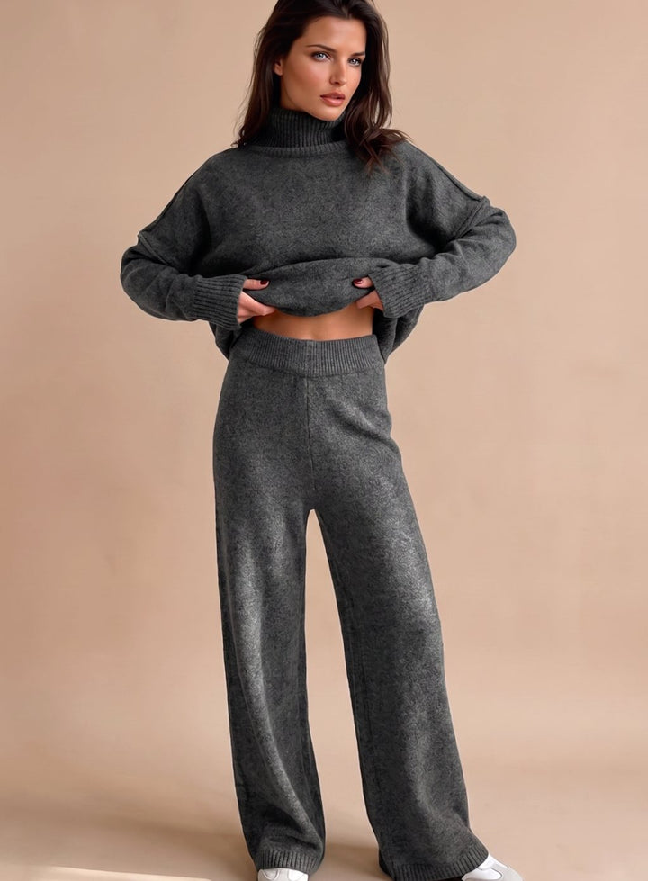 Dorthe | Dame Oversized Rullekrave Strikket Loungesæt Med Vidde Ben