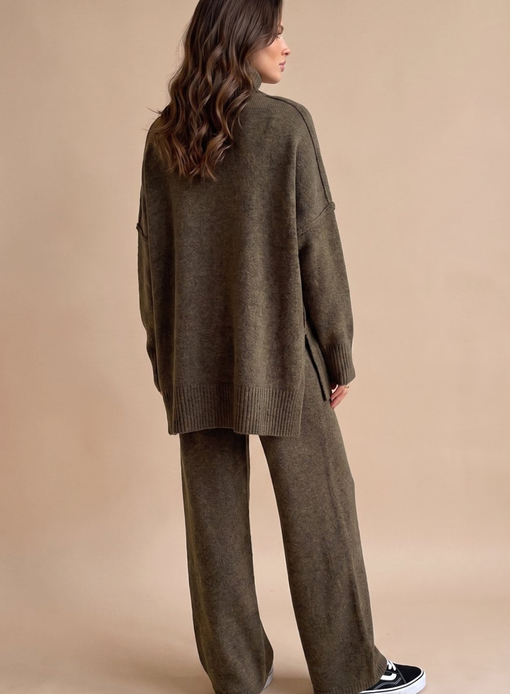Dorthe | Dame Oversized Rullekrave Strikket Loungesæt Med Vidde Ben