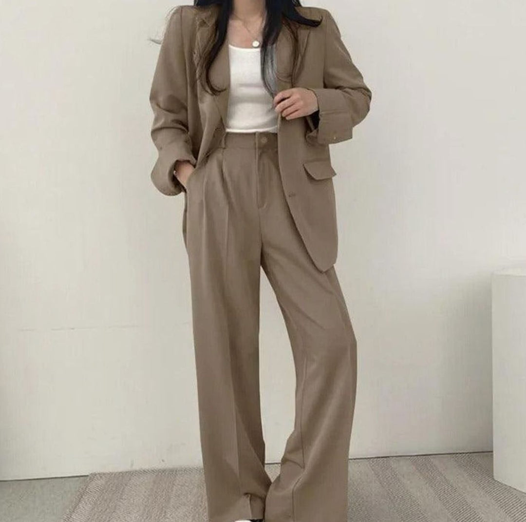 Cecilie | Dame Skræddersyet Langblazer Med Notch Lapel Og Højtaljede Bukser