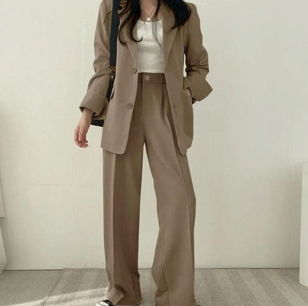 Cecilie | Dame Skræddersyet Langblazer Med Notch Lapel Og Højtaljede Bukser