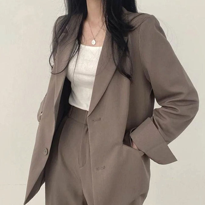 Cecilie | Dame Skræddersyet Langblazer Med Notch Lapel Og Højtaljede Bukser