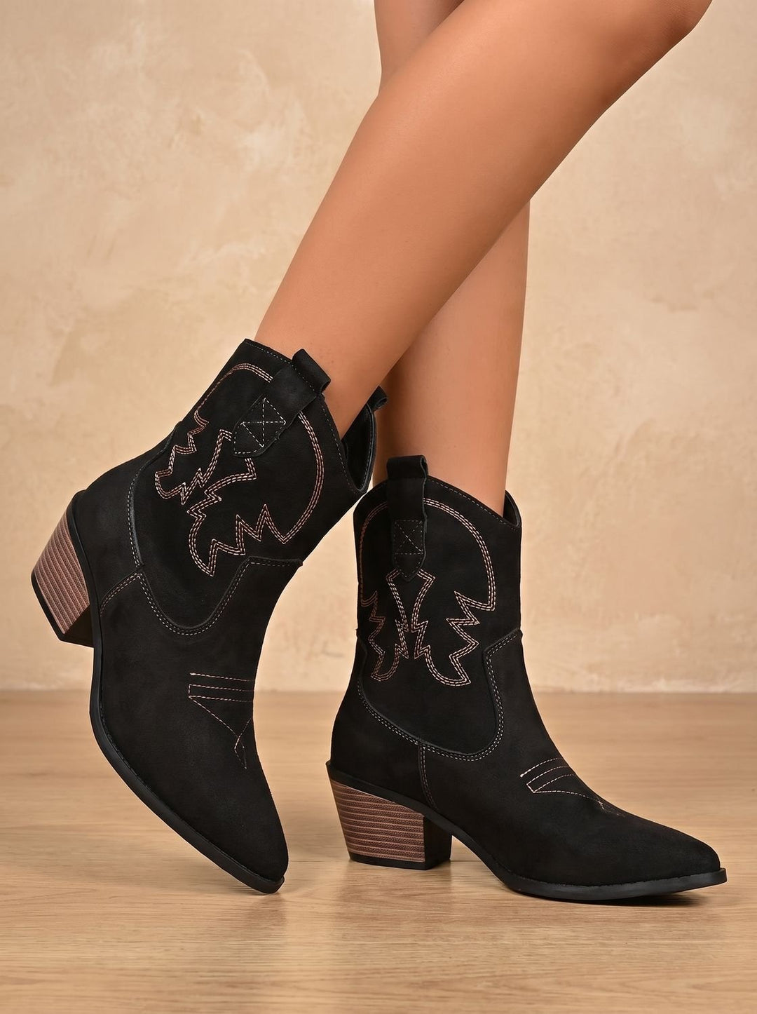 Ditte | Dame Cowboystøvler Med Broderi Og Wide-Calf Pasform
