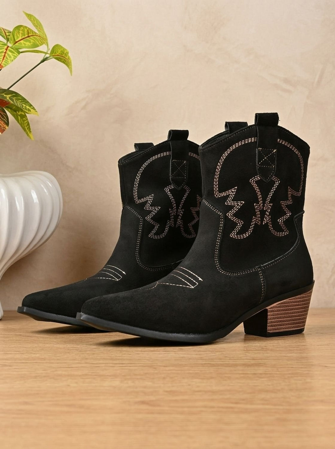 Ditte | Dame Cowboystøvler Med Broderi Og Wide-Calf Pasform